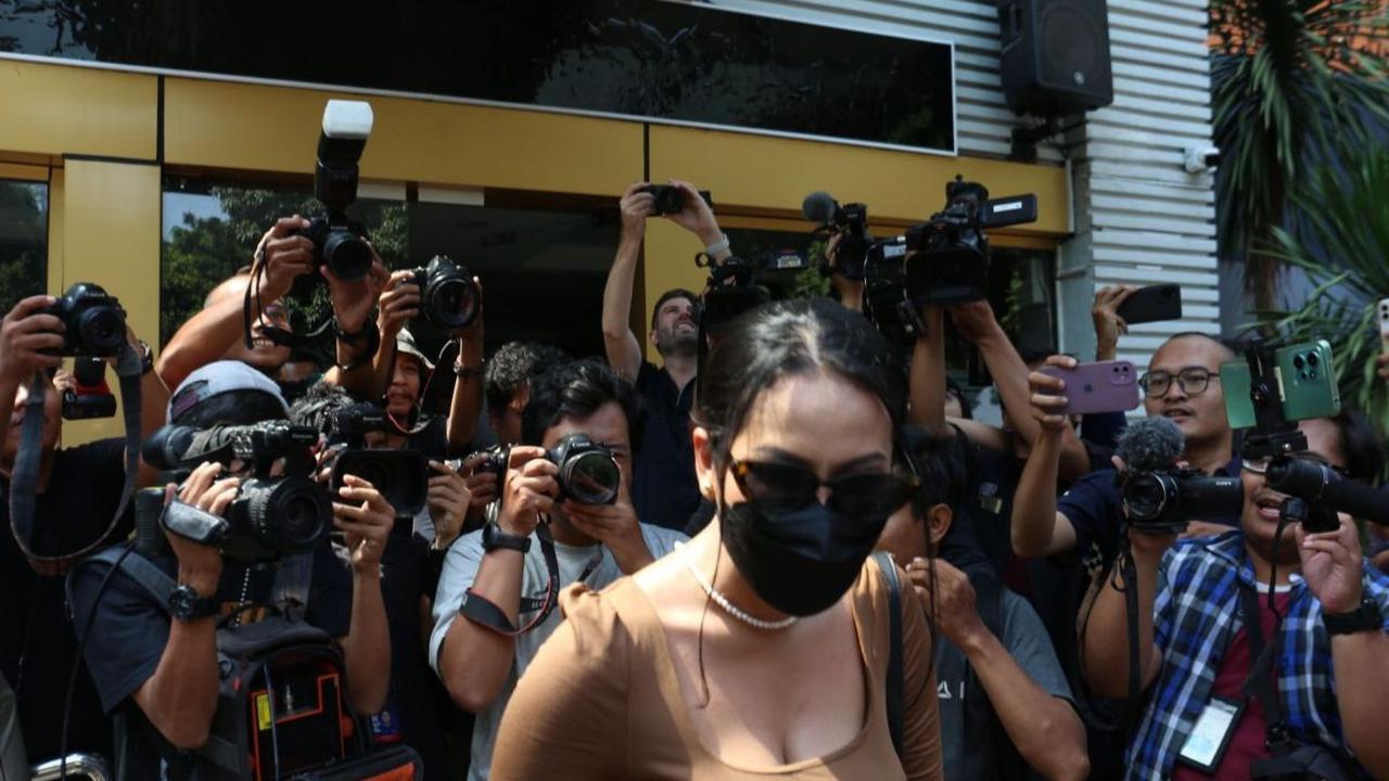Selebgram bernama lengkap Fransisca Candra Novitasari itu akhirnya memenuhi panggilan polisi untuk dimintai keterangan terkait keterlibatannya dalam pemeran di film panas produksi kelasbintang.com yang viral beberapa waktu lalu. <br>