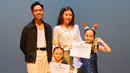 Dua anak perempuan Ruben Onsu dan Sarwendah mengikuti International Dancers Camp di Singapura selama 3 hari. Meski sempat ada drama nangis-nangis, Thalia dan Thania berhasil membawa medali dari menari balet. [Instagram/sarwendah29]