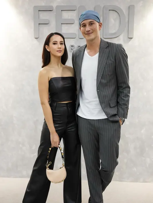 Tidak hanya itu saja, tampilan rambut baru Mike Lewis semakin membuatnya terlihat macho. Begini potret Mike Lewis bareng sang istri, Janisaa Pradja. Dalam potret ini Mike Lewis mengenakan outfit yang formal, ia juga mengenakan scarf untuk menutupi bagian kepalanya sebagai tambahan aksesori. (Liputan6.com/IG/@mike_lewis)