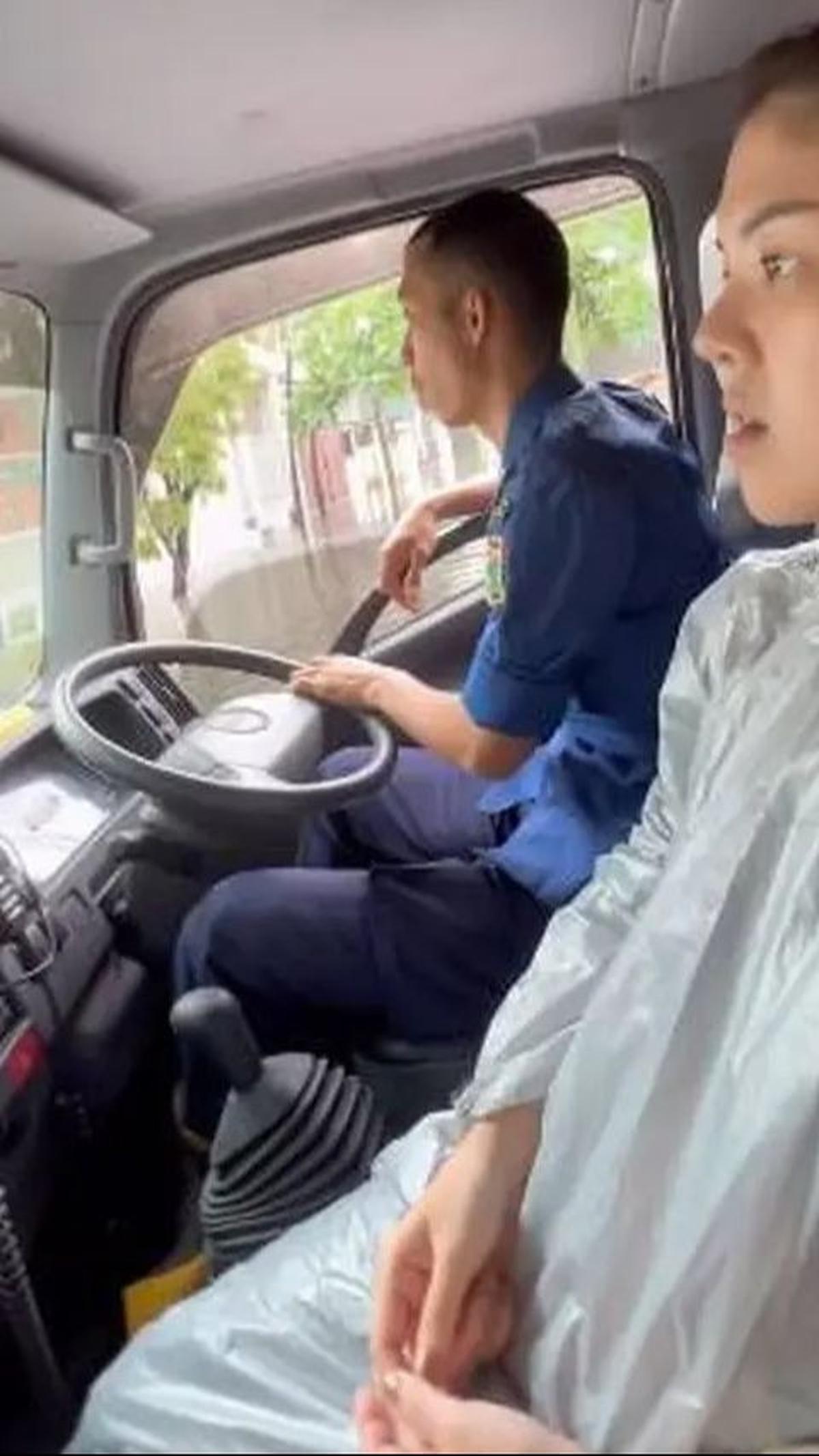 Dalam perjalanannya, Tina Toon tidak sendiri. Ia naik mobil bersama petugas lainnya.<br>