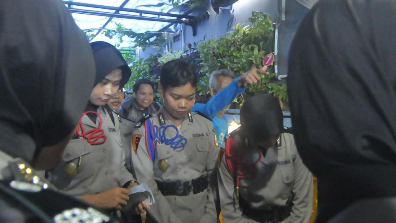 Dengan cermat, para siswa Bintara Polwan ini mengamati bagaimana proses pengembangbiakan berbagai ikan dan tanaman di kolam gizi. Foto: Merdeka.com/Imam Buhori