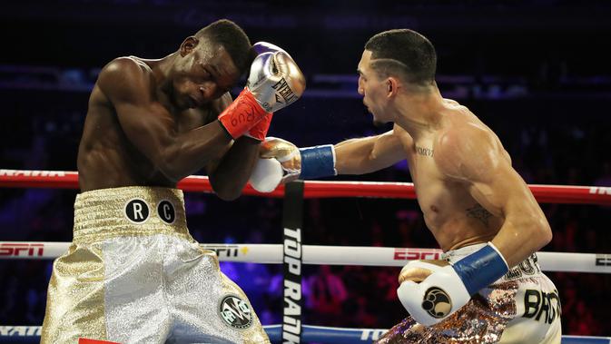 Teofimo Lopez saat bertanding melawan Richard Comme di Las Vegas, 2019 lalu (AL BELLO/AFP)