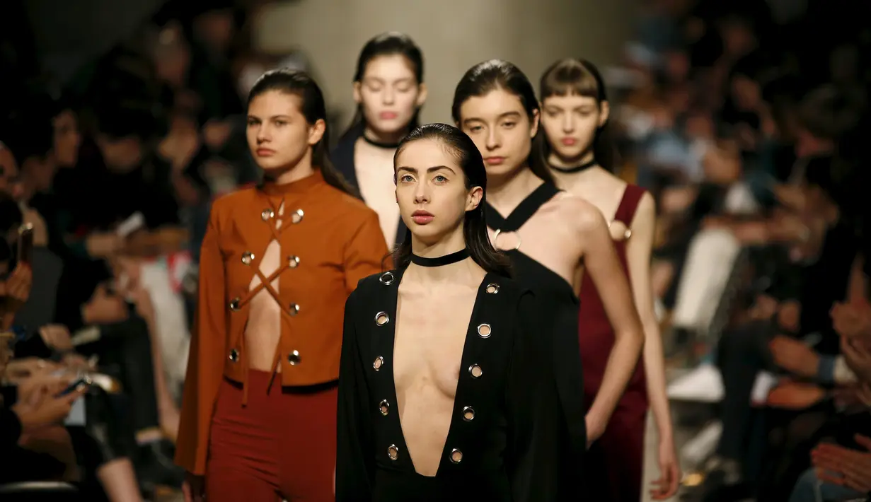 Sejumlah Model mengenakan busana desainer Carolina Machado untuk busana koleksi musim panas/dingin selama Lisbon Fashion Week , Portugal , 11 Maret 2016. (REUTERS / Rafael Marchante)