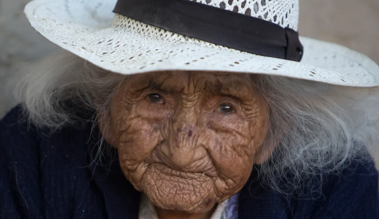 Dalam foto 23 Agustus 2018, Julia Flores Colque melihat kamera sambil duduk di luar rumahnya di Sacaba, Bolivia. Julia kini berusia menjelang 118 tahun, melewati perempuan Jepang, Nabi Tajima yang wafat awal tahun ini di usia 117 tahun. (AP/Juan Karita)