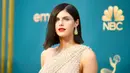 Alexandra Daddario tiba pada Primetime Emmy Awards 2022 di Microsoft Theater, Los Angeles, Amerika Serikat, 12 September 2022. Aktris berusia 36 tahun itu memamerkan bentuk tubuhnya dalam balutan gaun berwarna krem terang yang sangat tipis. (Photo by Richard Shotwell/Invision/AP)