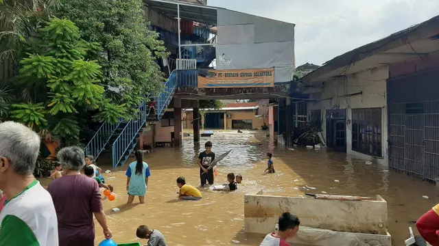 Banjir di kawasan Wisma Ciliwung, Jakarta Selatan. (Liputan6.com/Yopi Makdori)