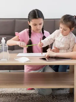 Anak yang tumbuh dengan batasan yang jelas justru merasa lebih aman karena mereka tahu apa yang boleh dan tidak boleh dilakukan. Tantangannya adalah bagaimana cara menyampaikan batasan tersebut dengan cara yang positif, penuh empati, dan tetap menghormati perasaan anak. (foto/dok: freepik)