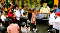 Wali Kota Medan Bobby Nasution mendatangi Mobil Pasar Murah Keliling di Kota Medan, Sumatera Utara.
