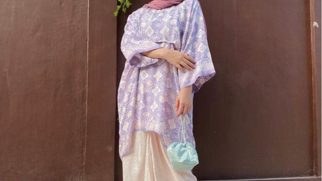6 Ide Padu Padan Tunik Batik dari Tissa Biani hingga Adelia Pasha
