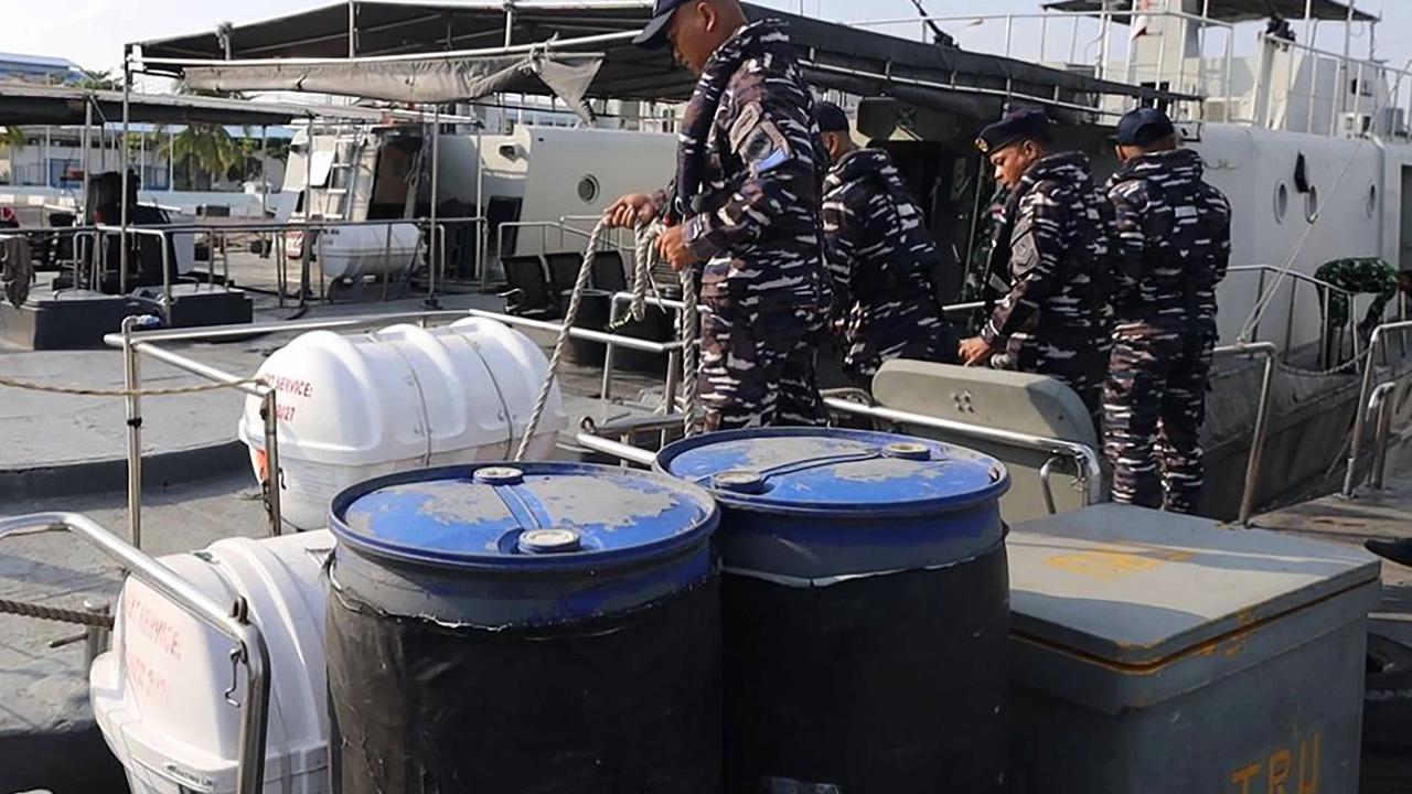 FOTO: TNI AL dan Bea Cukai Gagalkan Pengiriman Ballpress Ilegal di Perairan Sumut