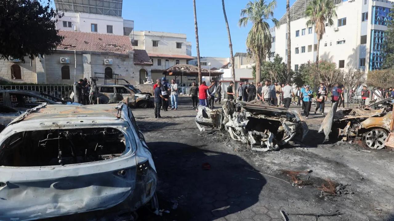 Tampak sisa-sisa kerusakan dan puing-puing setelah serangan rudal Israel di Rumah Sakit Al-Ahli Arab di Jalur Gaza, Palestina.<br><br>Serangan menjadi bukti kekejaman pasukan zionis dan dikutuk banyak negara di dunia.