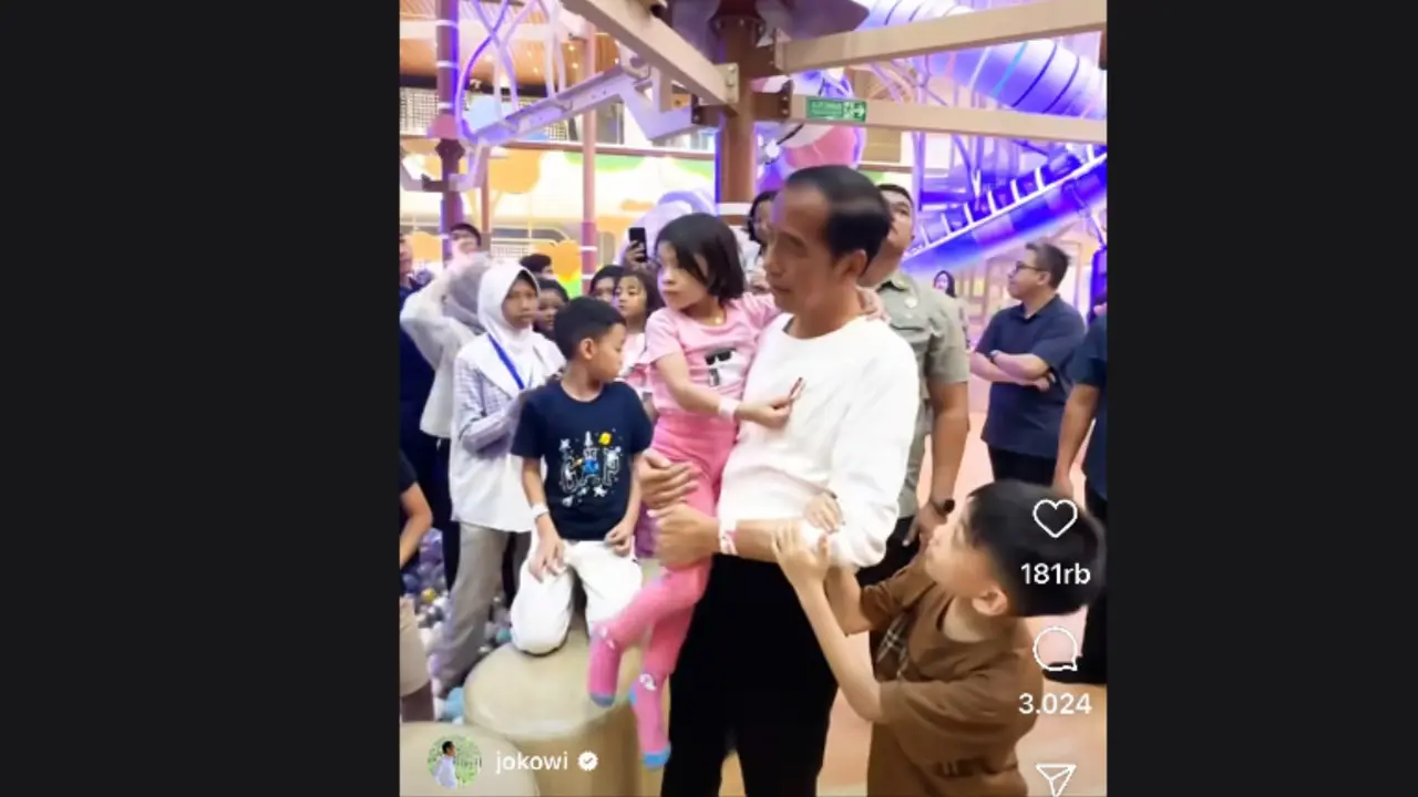 Presiden Jokowi bersama cucu cucunya, Jan Ethes dan La Lembah Manah yang merupakan anak dari Gibran Rakabuming Raka.