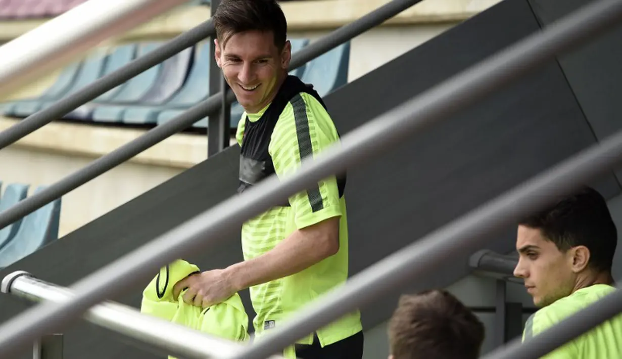 Pemain bintang Barcelona, Lionel Messi ketika tiba di tempat latihan. (AFP PHOTO/ LLUIS GENE)