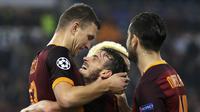Striker AS Roma, Edin Dzeko (kiri), merayakan kegembiraan bersama Alessandro Florenzi, usai merobek jala Bayer Leverkusen, pada Matchday 4 Grup E Liga Champions, di Stadion Olimpico, Roma, Kamis (5/11/2015). (Reuters/MaxRossi)