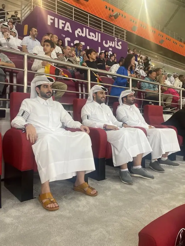 Warga Qatar mengenakan ban kapten kafiyeh Palestina untuk melawan kampanye Onelove LGBT. (Foto: @Fakta Bola Twitter)