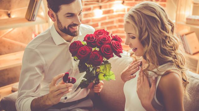 Ilustrasi seorang pria melamar kekasihnya