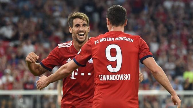 Gelandang Bayern Munchen, Javi Martinez dan Robert Lewandowski (AFP/Christof Stache)