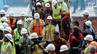 Menko PMK, Puan Maharani didampingi Ketua KOI, Erick Thohir meninjau renovasi Stadion Madya Senayan, Jakarta, Jumat (20/10). Puan mengunjungi beberapa venue Asian Games 2018 untuk memastikan proyek itu selesai sesuai target. (Liputan6.com/Johan Tallo)