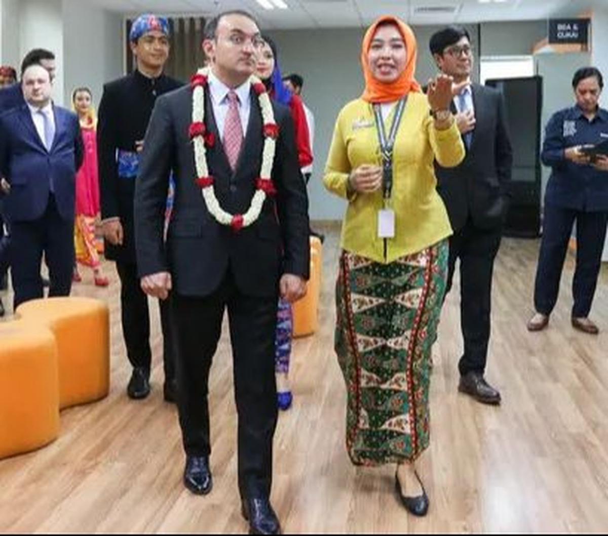Kepala Badan Pelayanan Publik dan Inovasi Sosial Azerbaijan, Ulvi Mehdiyev (kiri) saat berkunjung di Mal Pelayanan Publik DKI Jakarta di kawasan Kuningan, Jakarta, Selasa (2/7/2024). Kunjungan kenegaraan ini untuk melihat langsung penyelenggaraan lokasi 