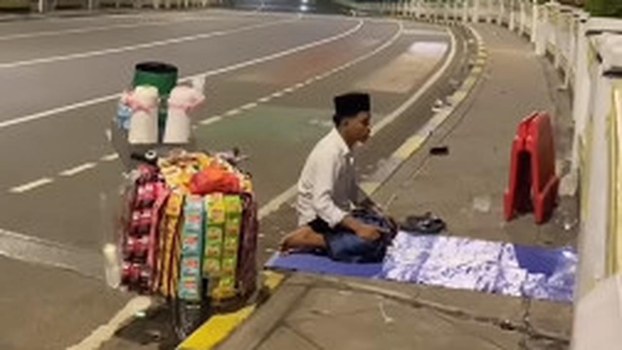 Momen Penjual Kopi Keliling Salat Beralas Terpal di Trotoar, Aksinya Ramai jadi Perbincangan