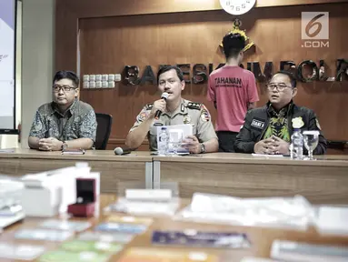 Kasubag Opinev Bag Penum Humas Polri AKBP Zahwani Pandra Arsyad (tengah) saat rilis kasus tindak pidana pemerasan secara online dengan cara penyediaan jasa video call sex (vcs) di Bareskrim Polri, Jakarta, Jumat (15/2). (Liputan6.com/Faizal Fanani)