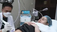 Dokter Kecantikan Denise Chariesta Dapat Penghargaan dari Mazta Farma