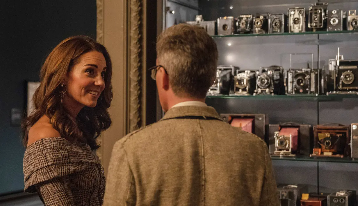 Duchess of Cambridge, Kate Middleton menghadiri pembukaan pameran fotografi di Museum Victoria & Albert, London, Rabu (10/10). Kate Middleton tampil anggun dan cantik dengan pilihan gaun yang mengekspos bahu indahnya. (JACK HILL/POOL/AFP)