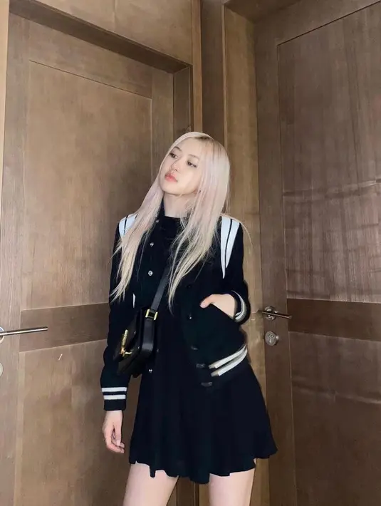 Pelantun “On the Ground” ini terlihat catchy ketika memakai baseball jacket dan black mini dress. (Instagram/roses_are_rosie).