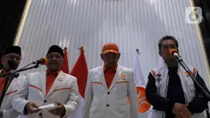 Presiden Partai Keadilan Sejahtera (PKS) Ahmad Syaikhu (kedua kiri) menyampaikan keterangan pers terkait dirinya tidak hadir dalam deklarasi Anies Baswedan - Muhaimin Iskandar atau Cak Imin di Kantor DPP PKS, Jakarta, Sabtu (2/9/2023). Sampai saat ini, PKS masih berkomitmen untuk mendukung Anies Baswedan menjadi bakal calon presiden (Bacapres) 2024 yang diusulkan dalam bahasan musyawarah Majelis Syuro PKS. (merdeka.com/Imam Buhori)
