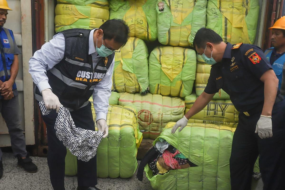 FOTO: Pakaian Bekas Ilegal Senilai Rp53 Miliar Disita di Tanjung Priok