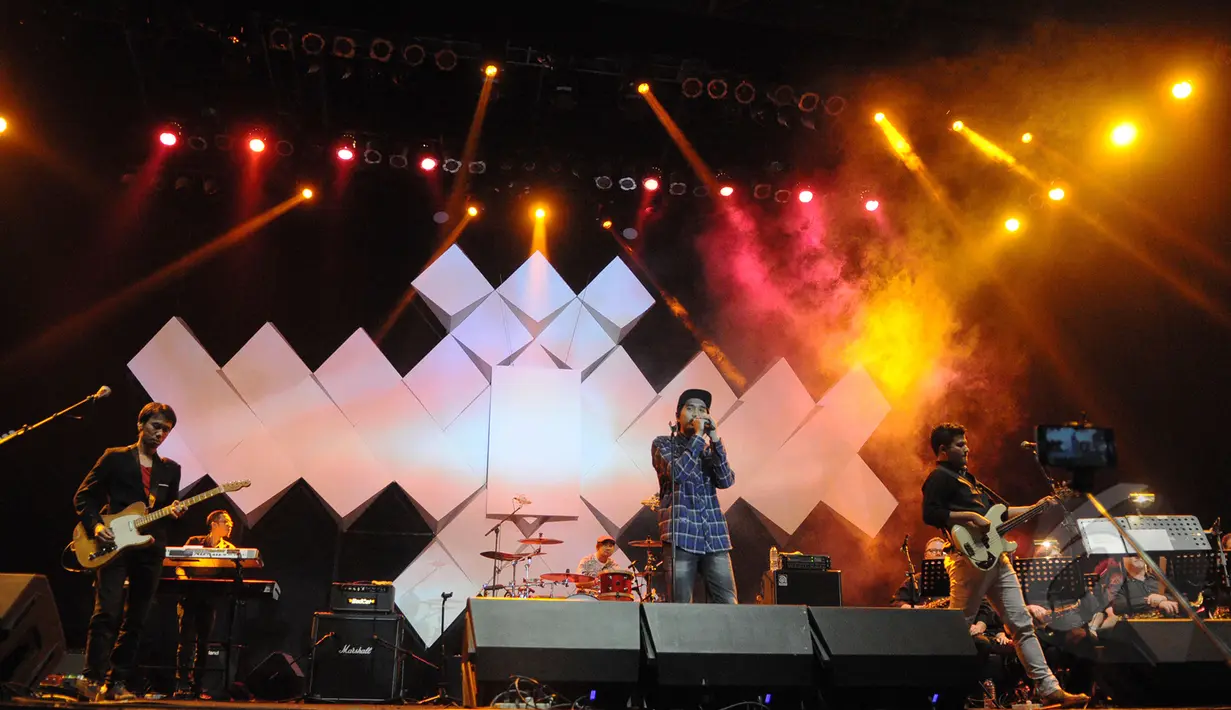 Sheila On 7 menutup penampilan mereka dengan lagu 'Sebuah Kisah Klasik' pada gelaran Java Jazz Festival 2015 di JIExpo, Jakarta, Jumat (6/3). Sejumlah musisi Tanah Air dan dunia memeriahkan panggung Java Jazz di hari petama. (Liputan6.com/Faizal Fanani)
