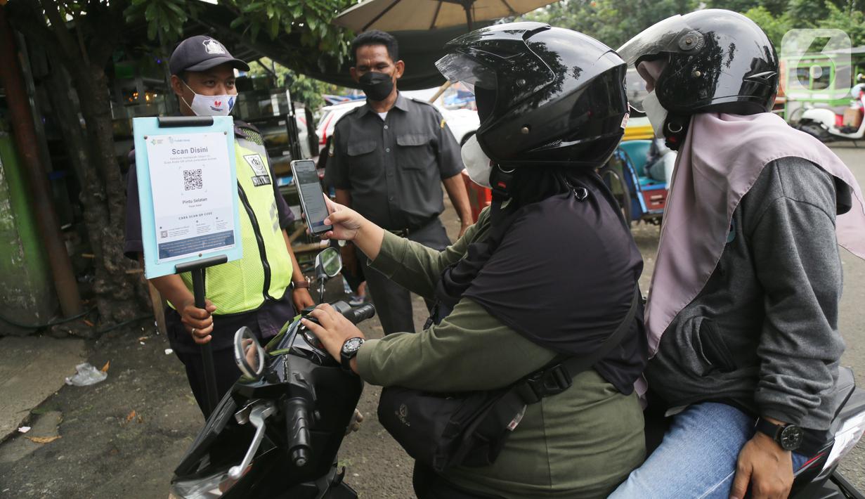 Pengendara motor memindai "barcode" melalui aplikasi PeduliLindungi sebelum memasuki Pasar Anyar di Kota Tangerang, Selasa (26/10/2021). PD Pasar Kota Tangerang memberlakukan penerapan aplikasi PeduliLindungi di dua pasar tradisional, yakni Pasar Anyar dan Pasar Poris. (Liputan6.com/Angga Yuniar)