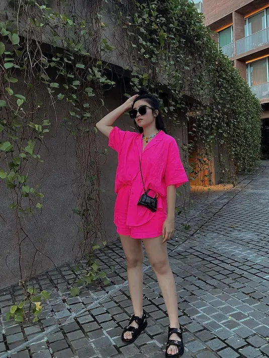 <p>Selain melindungi dari sinar matahari, penampilan Febby Rastanty dengan kacamata lensa gelap ini membuatnya semakin modis. (FOTO: instagram.com/febbyrastanty/)</p>