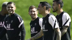 Kepindahan Lionel Messi dari Barcelona ke PSG tentu membutuhkan adaptasi ke depannya. La Pulga harus bersikap profesional dan meminggirkan sisa-sisa perseteruan dengan 5 mantan pemain Real Madrid yang lebih dulu berlabuh di PSG. Dulu lawan, sekarang rekan. (Foto: AFP/Bertrand Guay)