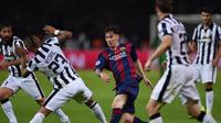 Lionel Messi berusaha melewati hadangan pemain Juventus di laga final Liga Champions 2014-2015 di Olympiastadion, Berlin, Minggu (7/6/2015). Barcelona keluar sebagai pemenang dengan skor 3-1. (AFP Photo/Patrik Stollarz)