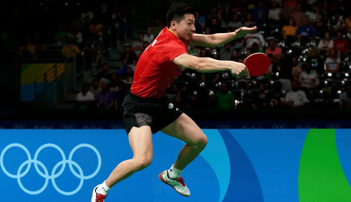 Atlet Tenis Meja asal China, Ma Long saat bertanding melawan atlet Quadri Aruna dari Nigeria pada cabang tenis meja tunggal putra Olimpiade Rio 2016 di Rio de Janeiro, Brasil, (7/8). (REUTERS/Alkis Konstantinidis)