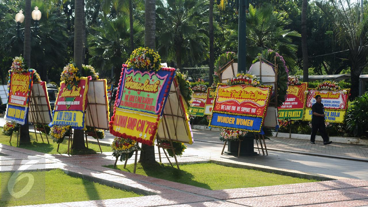 Karangan Bunga untuk Ahok-Djarot Penuhi Halaman Balai Kota Jakarta