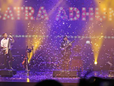Penampilan band Payung Teduh saat menghibur penonton dalam konser BBM x Liztomania vol.3 di Gedung Kesenian Jakarta, Selasa (14/11). Konser Musik Tanah Air Vol.3 ini bertajuk Payung Teduh "Catra Adhum". (Liputan6.com/Herman Zakharia)