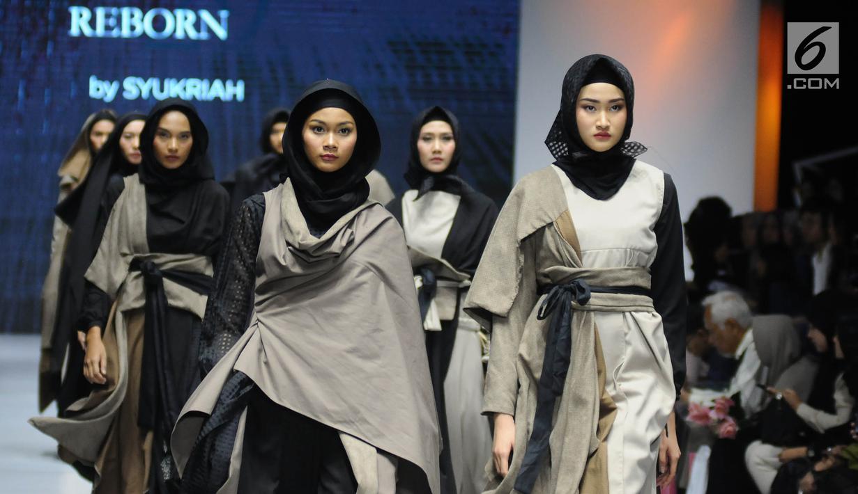 Model mengenakan busana rancangan  Syukriah Rusydi menampilkan 8 busana saat Muslim Fashion Festival (MUFFEST) 2019 di JCC, Jakarta, Jumat (3/5/2019). MUFFEST 2019 melalui Bekraf membuat Indonesia Trend Forecasting 2019/2020 dengan tema "Sigularity sebagai acuan. (Liputan6.com/Herman Zakharia)