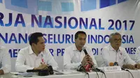 Ketua Umum PB PRSI, Anindya Novyan Bakrie (tengah), melakukan konferensi pers di Rakernas 2017, Sabtu (18/2/2017). (Bola.com/Zulfirdaus)