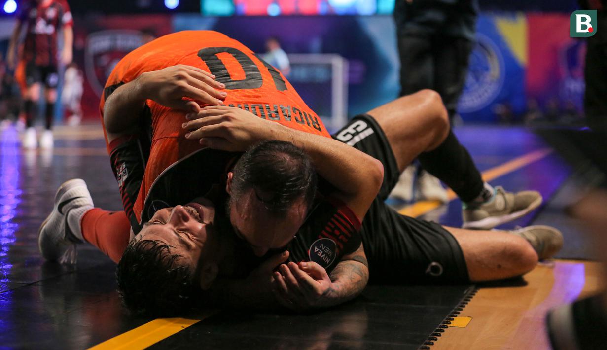 Pemain Nova Titans, Ricardinho (atas) memeluk pemain Grim Reaper, Joao Ortiz setelah dijatuhkan dalam laga final Futsal X Series 2 di GOR UNJ, Rawamangun, Jakarta, Minggu (18/01/2026). (Bola.com/Bagaskara Lazuardi)
