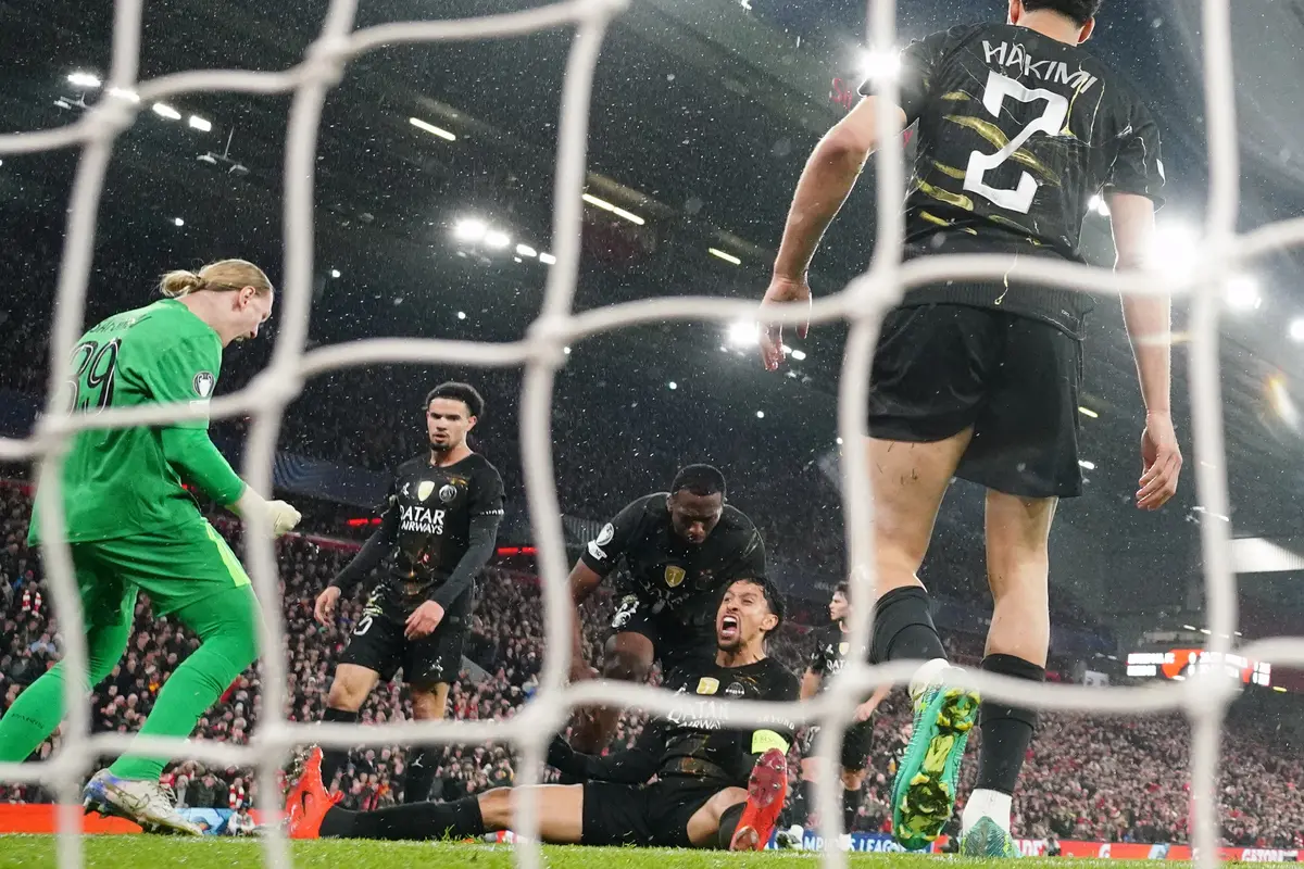 Kiper PSG Matvey Safonov dan Marquinhos bereaksi setelah melakukan penyelamatan