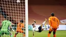 Gelandang Italia, Nicolo Zaniolo, berusaha mencetak gol ke gawang Belanda pada laga UEFA Nations League di Amsterdam Arena, Selasa (8/9/2020) dini hari WIB. Italia menang tipis 1-0 atas Belanda. (AFP/Maurice Van Steen/ANP)