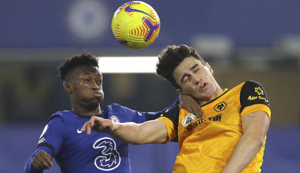 Gelandang Chelsea, Callum Hudson-Odoi (kiri) berduel udara dengan bek Wolverhampton Wanderers, Max Kilman dalam laga lanjutan Liga Inggris 2020/21 pekan ke-20 di Stamford Bridge, Rabu (27/1/2021). Chelsea bermain imbang 0-0 dengan Wolverhampton. (Pool via AP/Richard Heathcote)