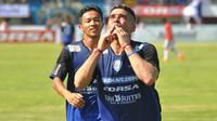 Cristian Gonzales merayakan gol pertama yang dicetaknya di laga pembuka Bali Island Cup 2016 kontra Bali United. (Bola.com/Kevin Setiawan)