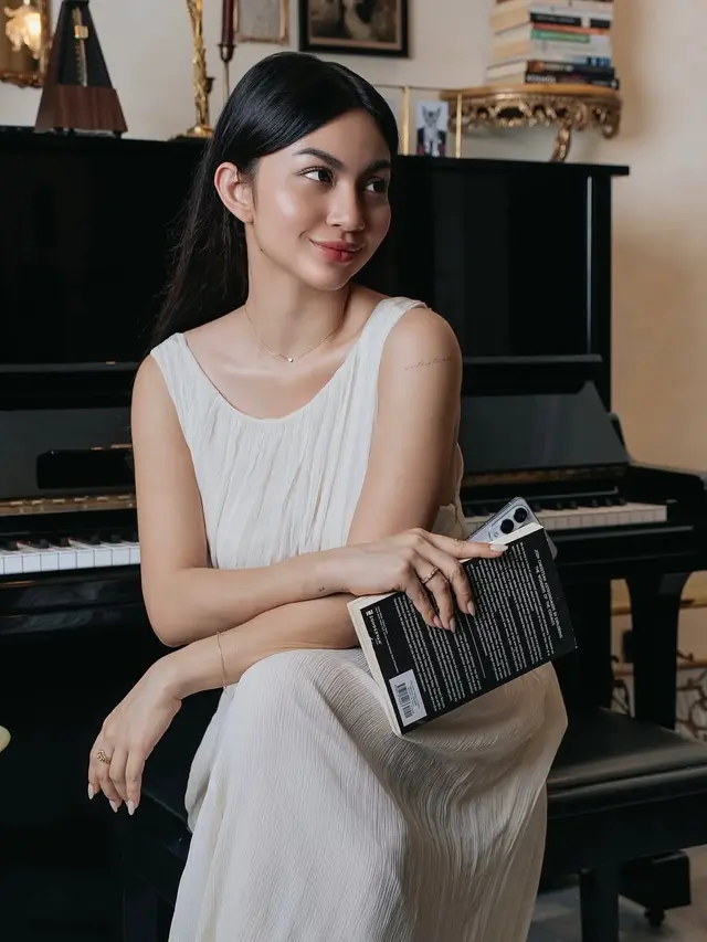 Gaya Soft Girl Ariel Tatum dalam Balutan Loose Dress Putih, Bak Lukisan yang Menenangkan