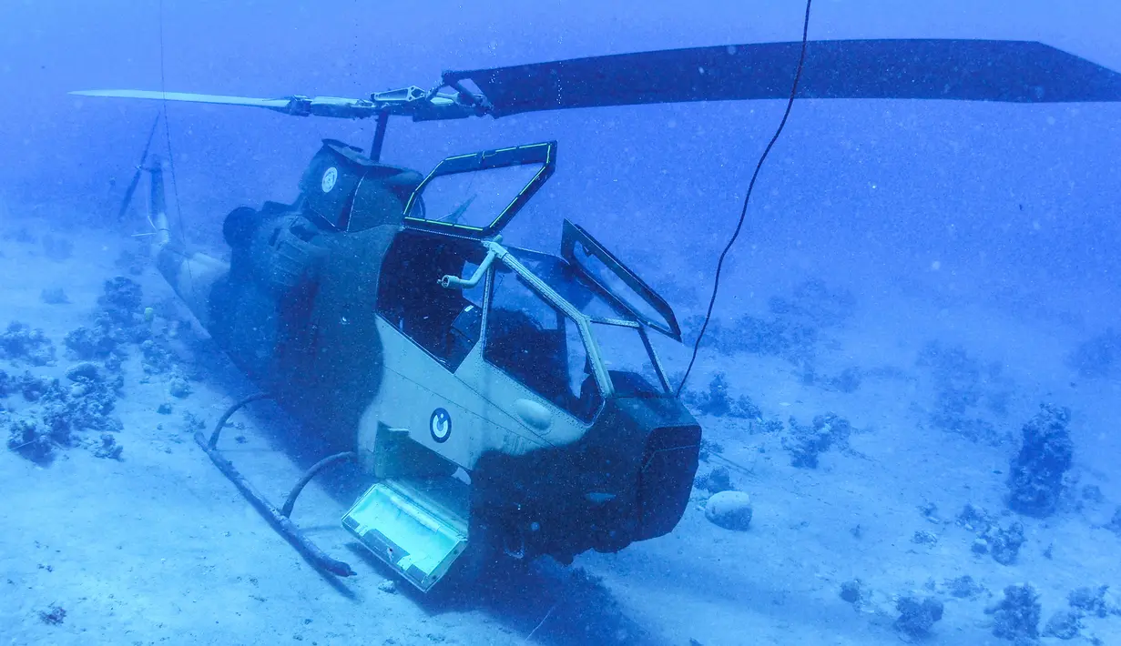 Helikopter Cobra AH-1 Angkatan Bersenjata Yordania yang tenggelam di dasar laut Laut Merah di lepas pantai kota pelabuhan selatan Aqaba, pada 23 Juli 2019. Kendaraan tempur ini menjadi bagian dari museum militer bawah laut yang baru. (Aqaba Special Economic Zone Authority / AFP)