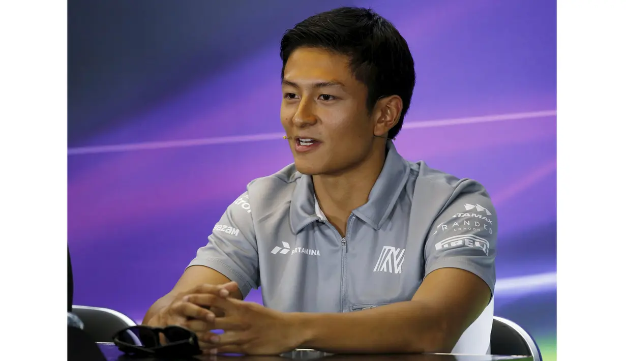 Pebalap Manor Racing F1, Rio Haryanto menjawab pertanyaan wartawan saat press conference di Sirkuit Albert Park, Australian Formula One Grand Prix, Melbourne.Kamis (17/3/2016). (REUTERS/Brandon Malone)