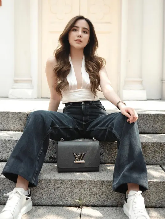 <p>crop top berwarna nude dengan detail sleeveless sangat cantik apabila dipadukan dengan kulot jeans. (instagram/agatha_chelsea)</p>