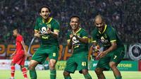 Para pemain Persebaya Surabaya merayakan gol yang dicetak David Da Silva ke gawang Sabah FA pada laga persahabatan di Stadion Gelora Bung Tomo, Surabaya, Sabtu (8/2). Persebaya menang 3-1 atas Sabah FA. (Bola.com/Aditya Wany)